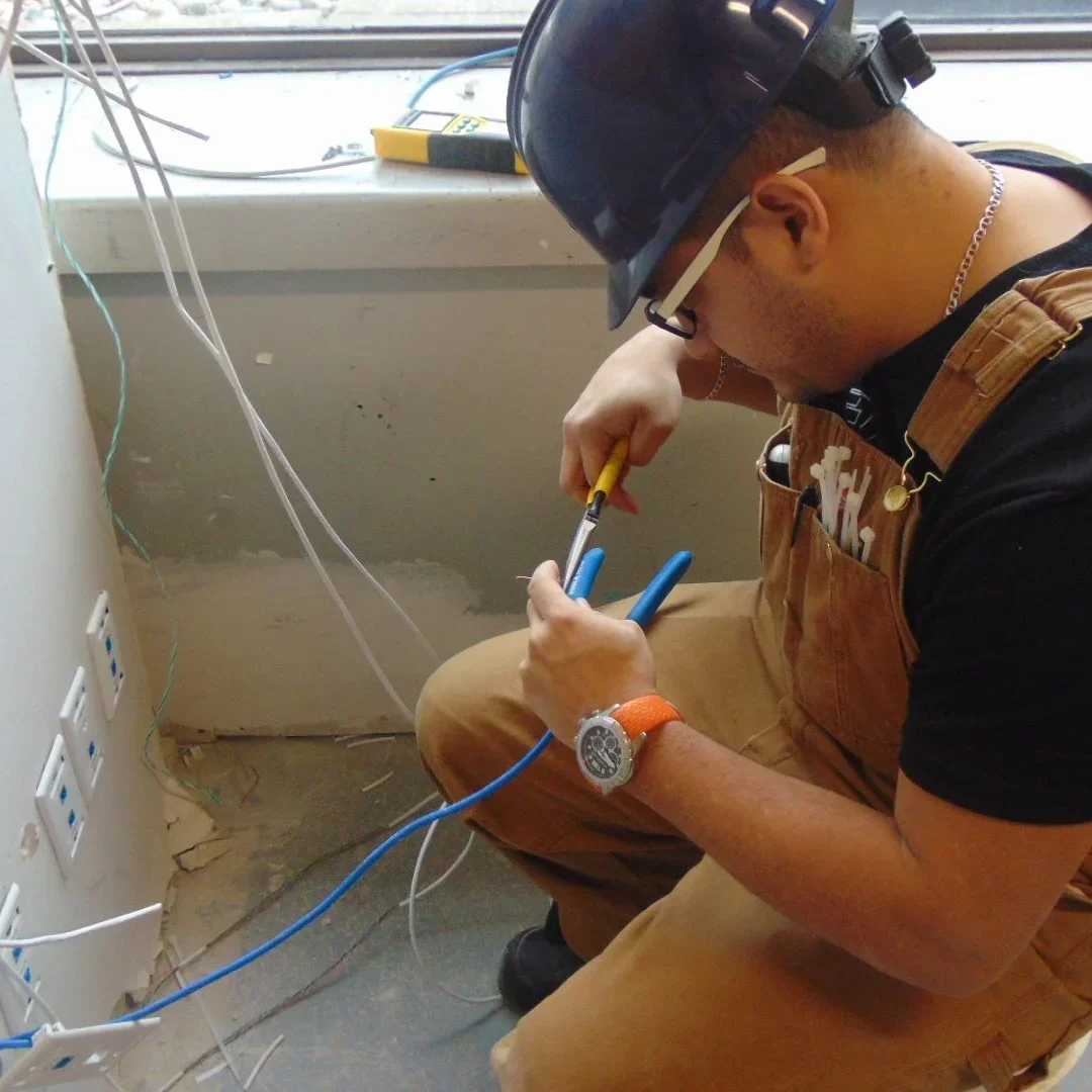 Network-cabling-student-at-work-in-the-classroom-at-Herzing-College-1